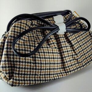 Houndstooth Hustle Crossbody—Classic Style with a Sassy Twist P 115